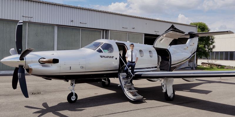 Tim Hittinger an der offenen Tür einer Pilatus PC-12