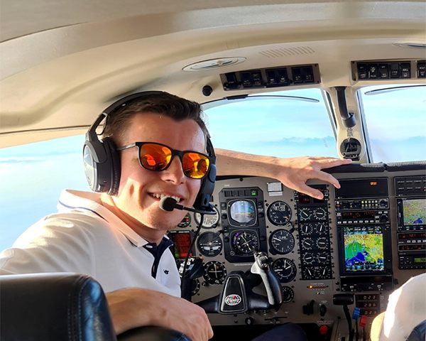 Tim Hittinger mit Headset im Cockpit